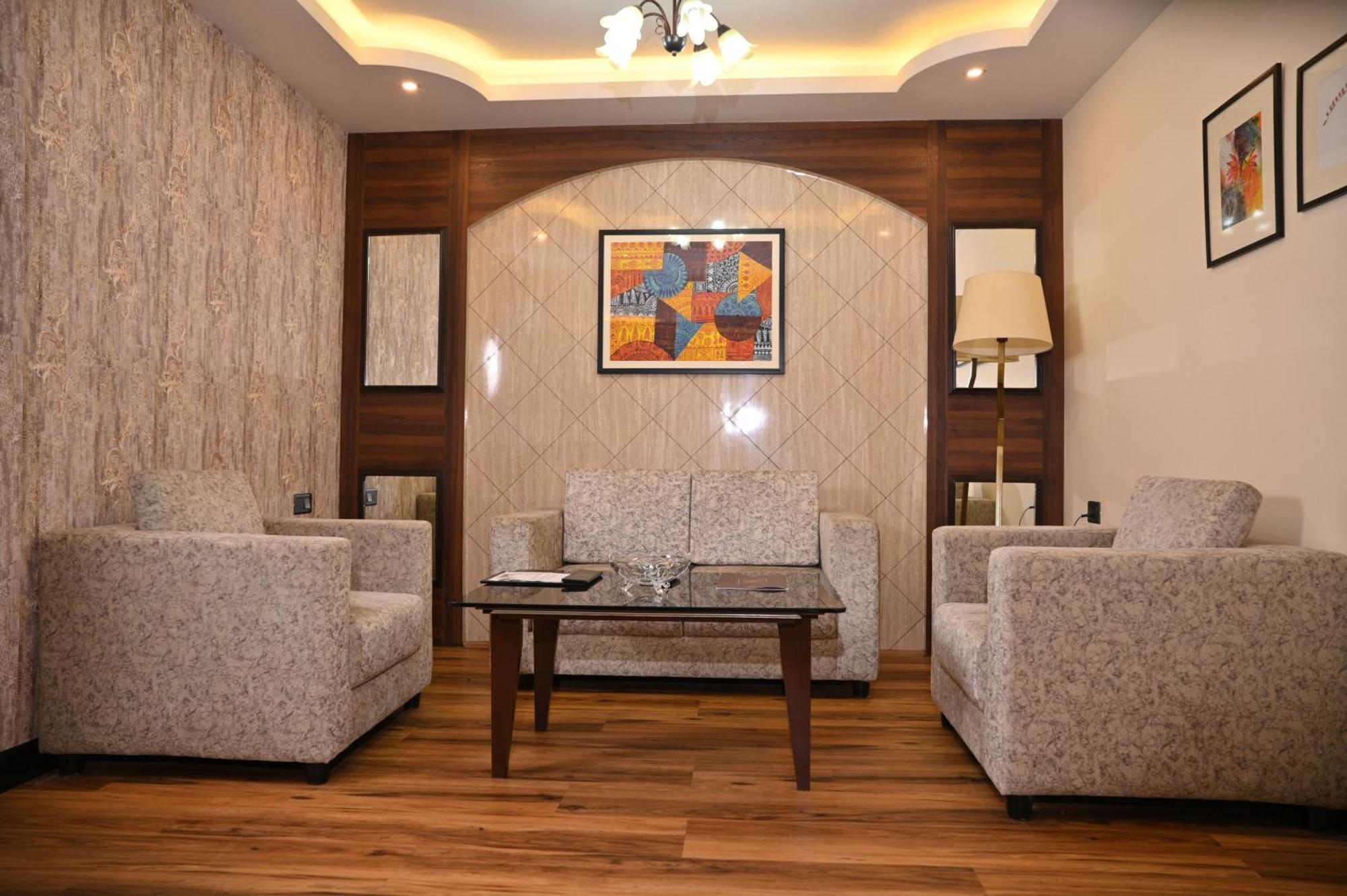 Golden Retreat Hotel Baharampur Exterior photo