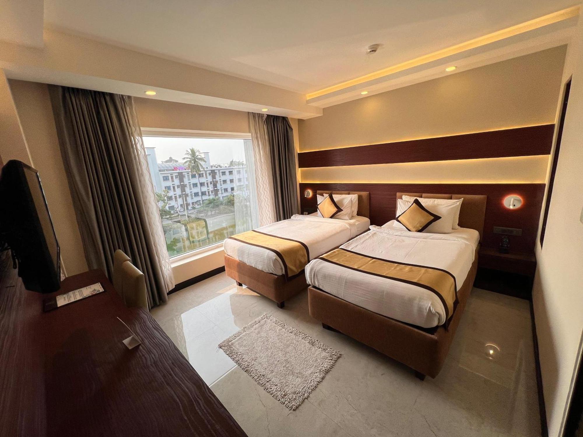 Golden Retreat Hotel Baharampur Exterior photo