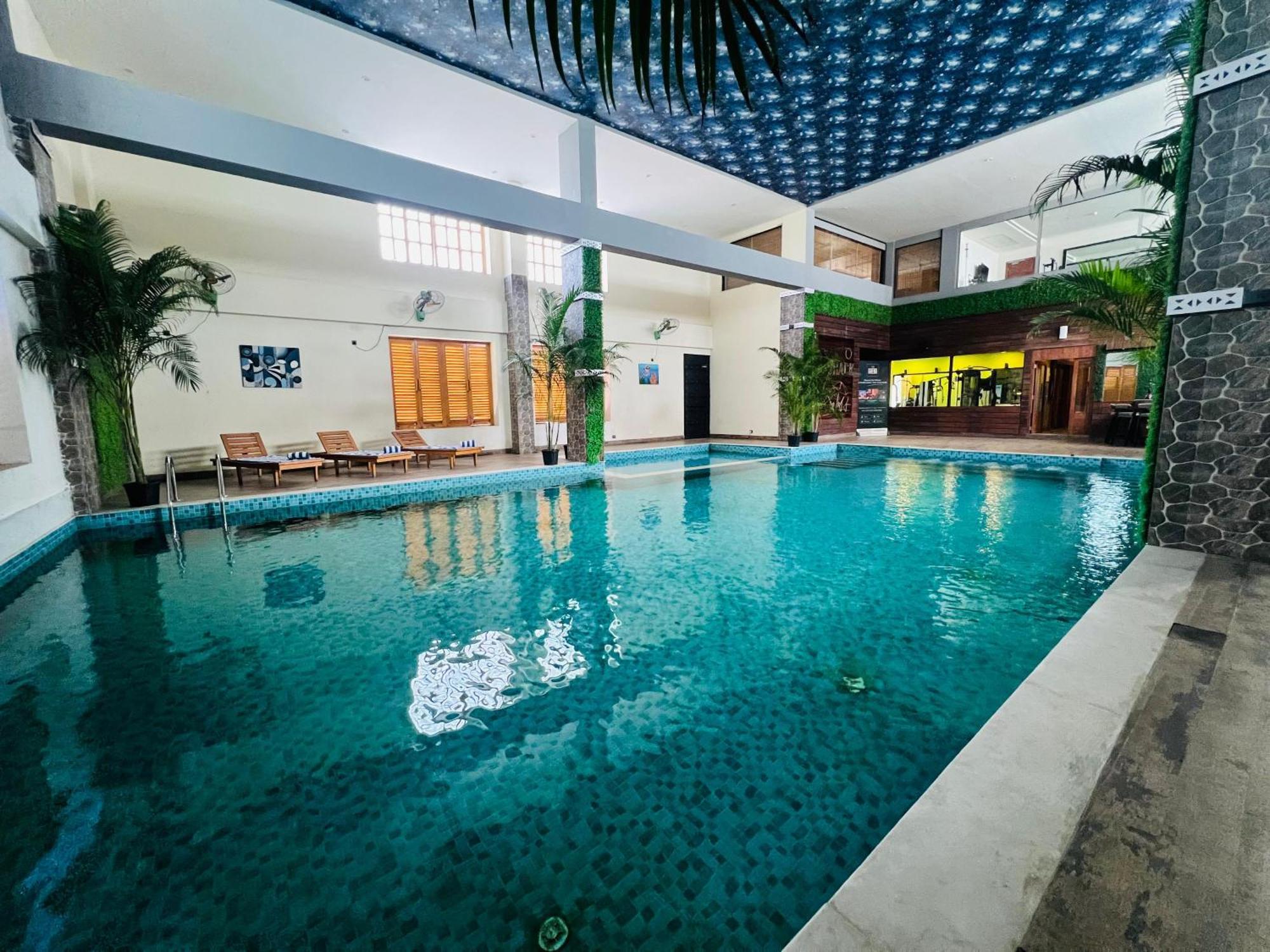 Golden Retreat Hotel Baharampur Exterior photo